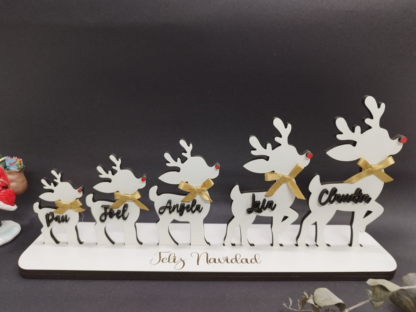 DECORACION PARA NAVIDAD, RENOS DE NAVIDAD, REGALO DE NAVIDAD , REGALO NAVIDEÑO, REGALO DE NAVIDAD PERSONALIZADO CON NOMBRES ,RENOS PERSONALIZADOS, DECORACIÓN NAVIDEÑA, FAMILIA DE RENOS decoración navideña artesanal
decoración de Navidad con nombres
adorno familiar navideño
regalo personalizado de Navidad
figuras navideñas en madera DM
renos decorativos personalizados
familia de renos en madera natural
adornos personalizados para el hogar