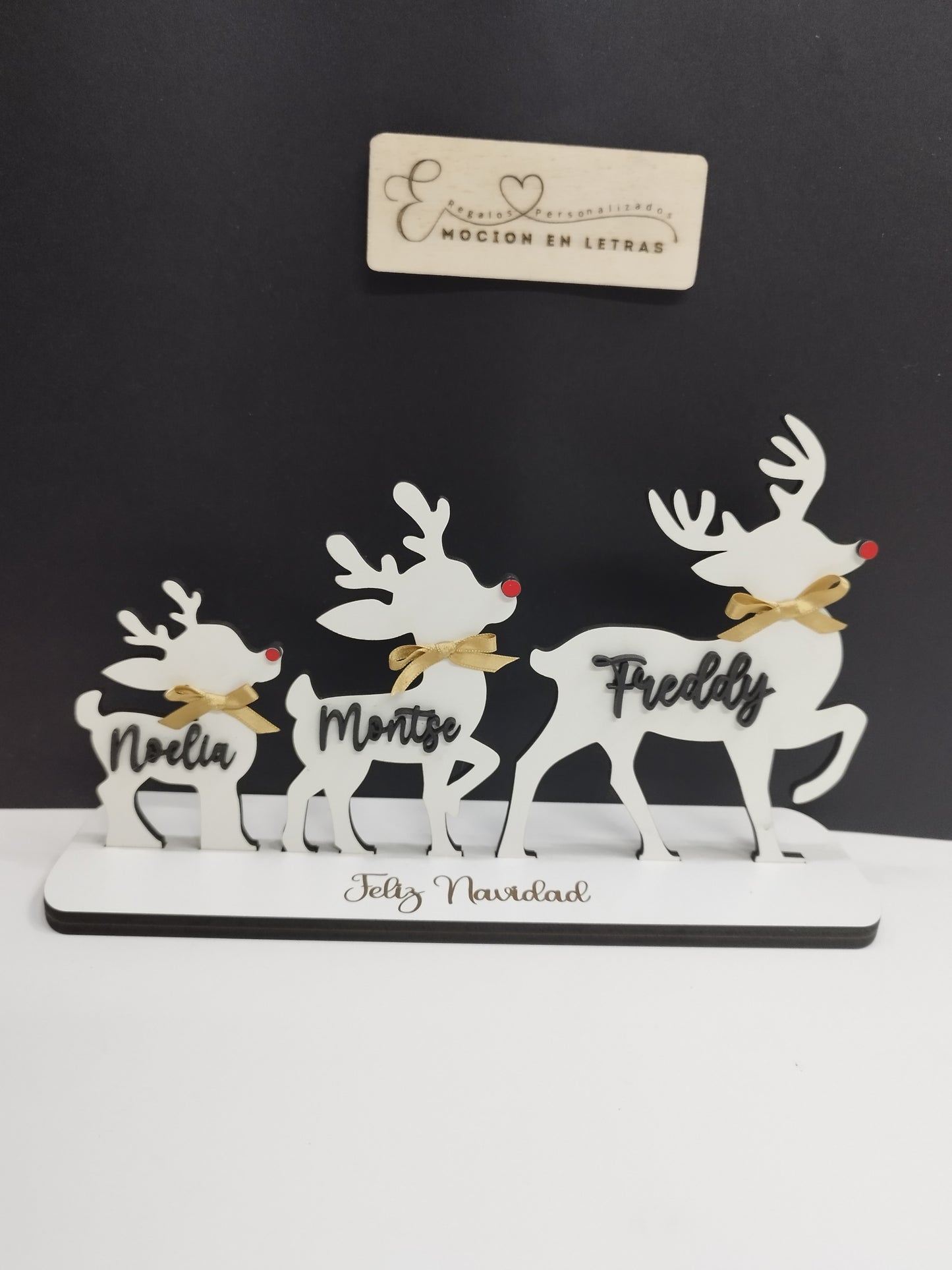 decoración navideña artesanal
decoración de Navidad con nombres
adorno familiar navideño
regalo personalizado de Navidad
figuras navideñas en madera DM
renos decorativos personalizados
familia de renos en madera natural
adornos personalizados para el hogar