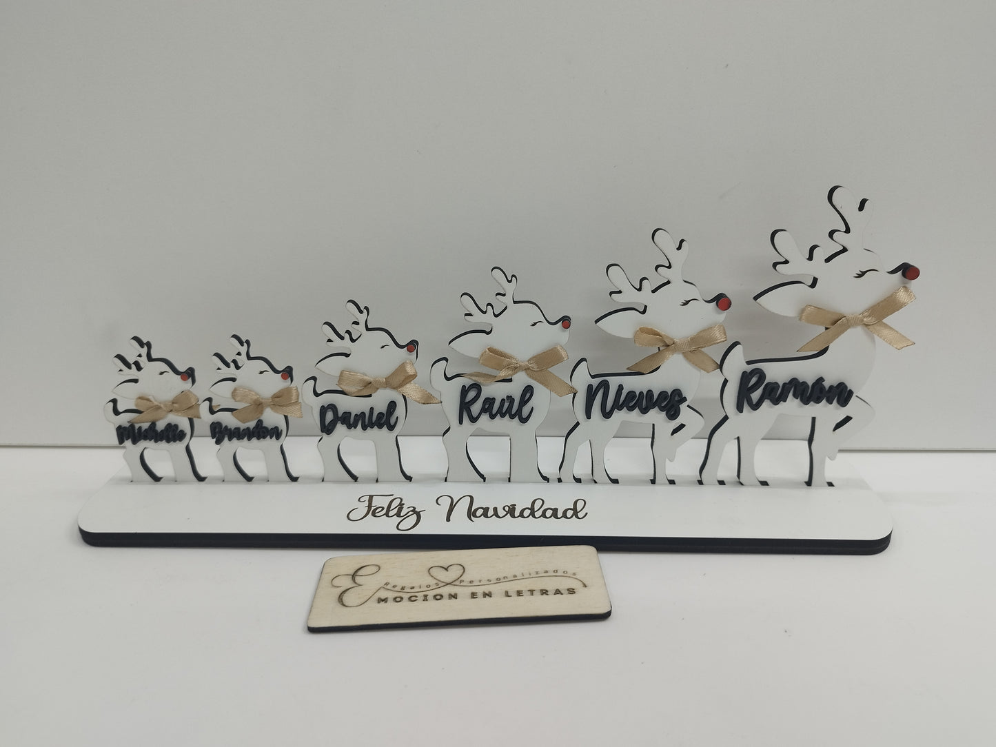 decoración navideña artesanal
decoración de Navidad con nombres
adorno familiar navideño
regalo personalizado de Navidad
figuras navideñas en madera DM
renos decorativos personalizados
familia de renos en madera natural
adornos personalizados para el hogar