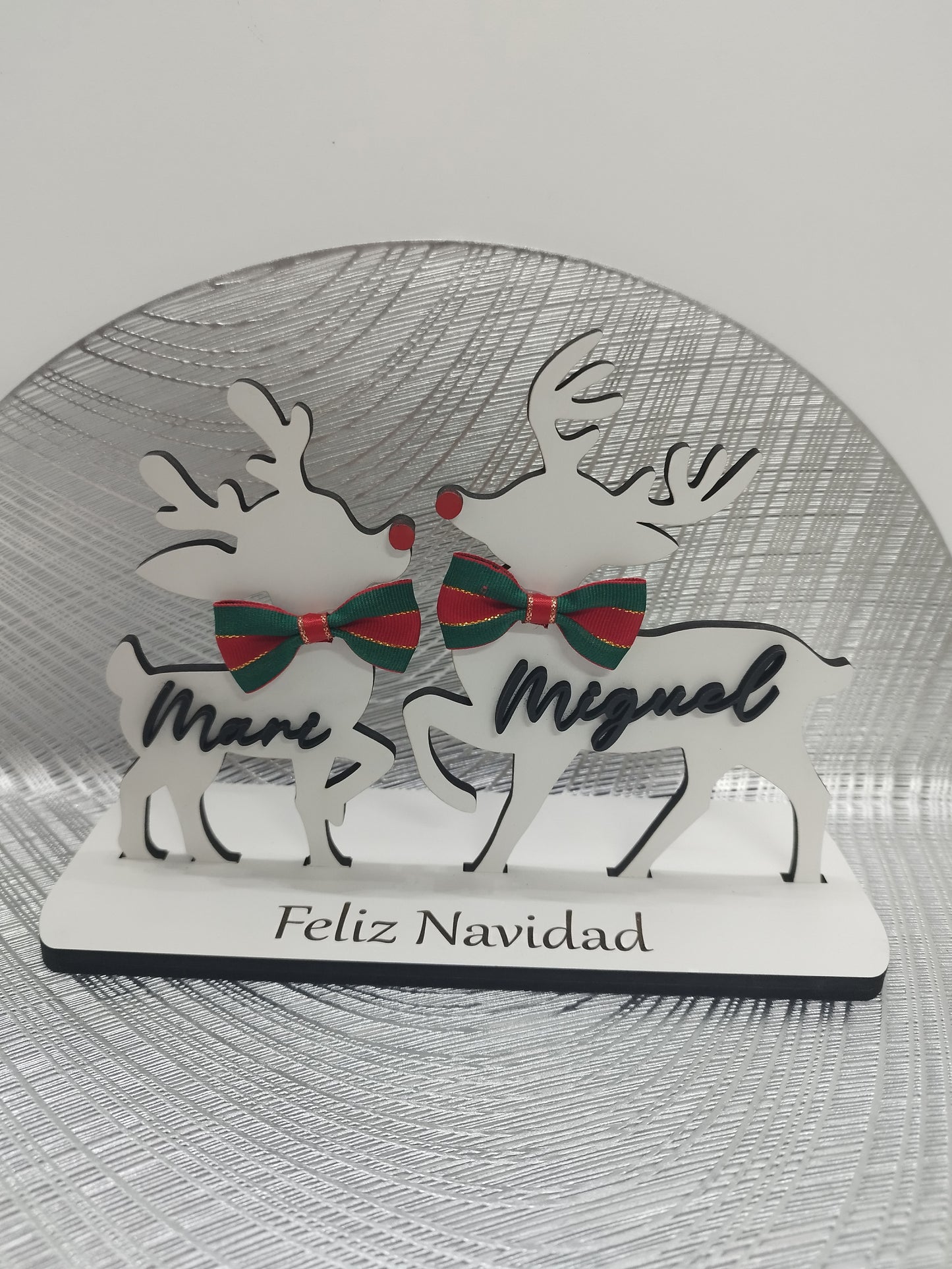 decoración navideña artesanal
decoración de Navidad con nombres
adorno familiar navideño
regalo personalizado de Navidad
figuras navideñas en madera DM
renos decorativos personalizados
familia de renos en madera natural
adornos personalizados para el hogar