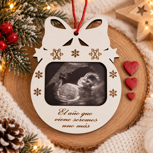bola de Navidad personalizada, bola navideña personalizada, adorno de Navidad personalizado, adorno navideño con ecografía, bola de Navidad con ecografía, bola Navidad bebé, adorno Navidad bebé, anuncio embarazo Navidad, embarazo Navidad, futura mamá Navidad, futura familia Navidad, primer Navidad del bebé, bebé en camino, regalo para embarazada, regalo para futura mamá, regalo embarazo, detalle para anunciar embarazo, recuerdo del embarazo, recuerdo de bebé personalizado, adorno de madera Navidad, decoraci
