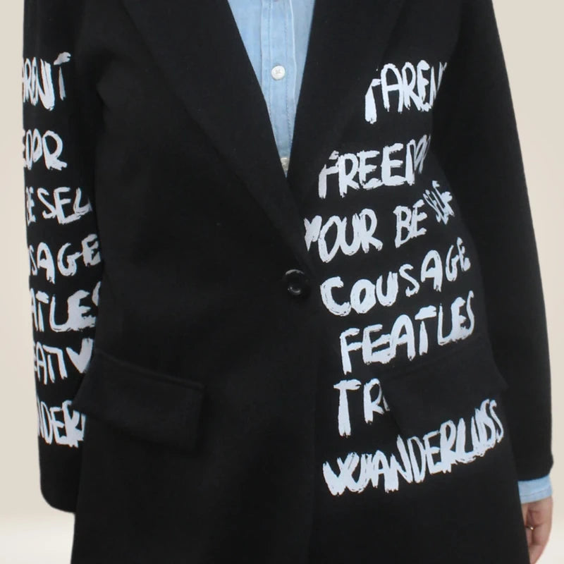 Abrigo mujer, abrigo camel, abrigo beige, abrigo invierno, abrigo elegante, abrigo clásico, abrigo de moda, abrigo mujer elegante, estilo minimalista, estilo sofisticado, estilo casual, estilo urbano, moda mujer, moda femenina, look elegante, look de invierno, fondo de armario, prenda atemporal, abrigo cuello alto, abrigo cuello mao, abrigo oversize, abrigo corte recto, abrigo con bolsillos, abrigo camel mujer, abrigo beige mujer, chaquetón mujer, prendas de invierno, ropa de mujer