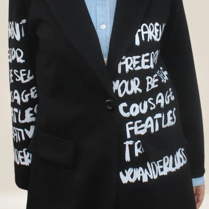 Abrigo mujer, abrigo camel, abrigo beige, abrigo invierno, abrigo elegante, abrigo clásico, abrigo de moda, abrigo mujer elegante, estilo minimalista, estilo sofisticado, estilo casual, estilo urbano, moda mujer, moda femenina, look elegante, look de invierno, fondo de armario, prenda atemporal, abrigo cuello alto, abrigo cuello mao, abrigo oversize, abrigo corte recto, abrigo con bolsillos, abrigo camel mujer, abrigo beige mujer, chaquetón mujer, prendas de invierno, ropa de mujer