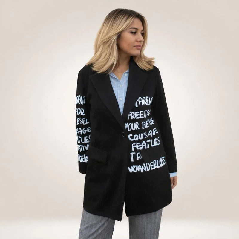 Abrigo mujer, abrigo camel, abrigo beige, abrigo invierno, abrigo elegante, abrigo clásico, abrigo de moda, abrigo mujer elegante, estilo minimalista, estilo sofisticado, estilo casual, estilo urbano, moda mujer, moda femenina, look elegante, look de invierno, fondo de armario, prenda atemporal, abrigo cuello alto, abrigo cuello mao, abrigo oversize, abrigo corte recto, abrigo con bolsillos, abrigo camel mujer, abrigo beige mujer, chaquetón mujer, prendas de invierno, ropa de mujer