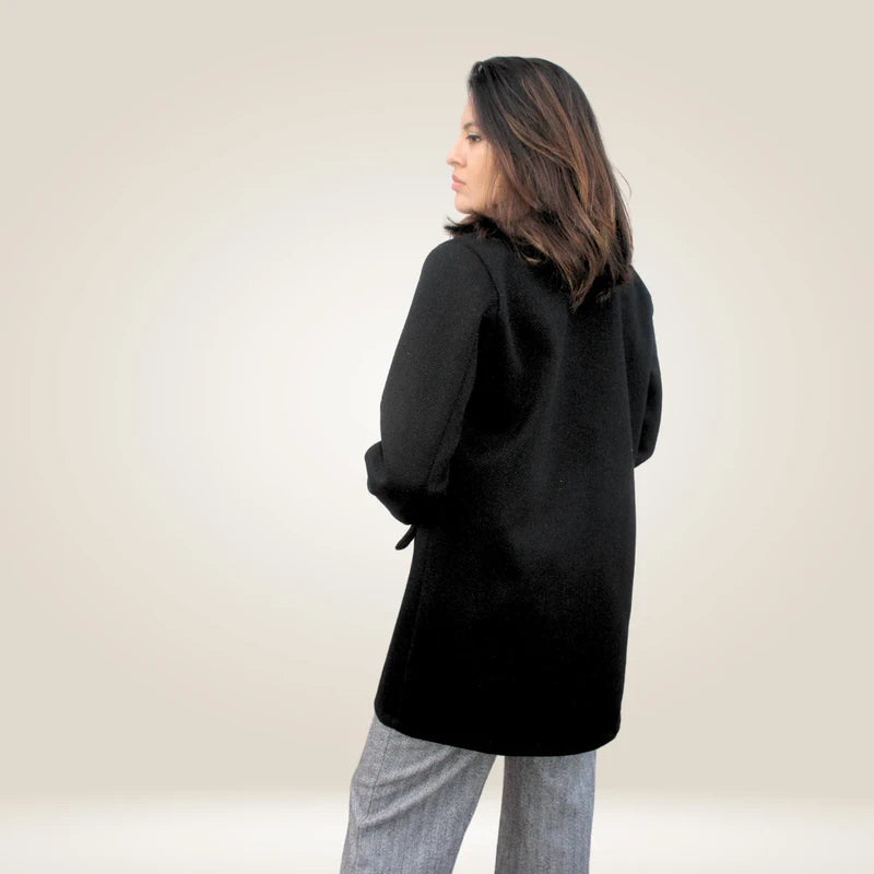 Abrigo mujer, abrigo camel, abrigo beige, abrigo invierno, abrigo elegante, abrigo clásico, abrigo de moda, abrigo mujer elegante, estilo minimalista, estilo sofisticado, estilo casual, estilo urbano, moda mujer, moda femenina, look elegante, look de invierno, fondo de armario, prenda atemporal, abrigo cuello alto, abrigo cuello mao, abrigo oversize, abrigo corte recto, abrigo con bolsillos, abrigo camel mujer, abrigo beige mujer, chaquetón mujer, prendas de invierno, ropa de mujer