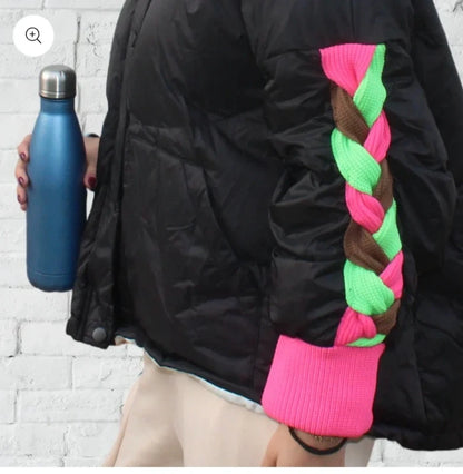 Abrigo mujer, abrigo camel, abrigo beige, abrigo invierno, abrigo elegante, abrigo clásico, abrigo de moda, abrigo mujer elegante, estilo minimalista, estilo sofisticado, estilo casual, estilo urbano, moda mujer, moda femenina, look elegante, look de invierno, fondo de armario, prenda atemporal, abrigo cuello alto, abrigo cuello mao, abrigo oversize, abrigo corte recto, abrigo con bolsillos, abrigo camel mujer, abrigo beige mujer, chaquetón mujer, prendas de invierno, ropa de mujer
