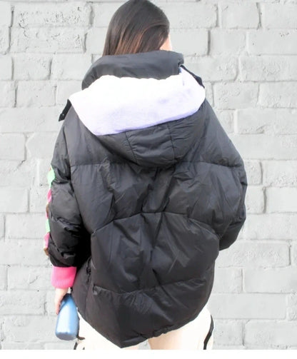 Abrigo mujer, abrigo camel, abrigo beige, abrigo invierno, abrigo elegante, abrigo clásico, abrigo de moda, abrigo mujer elegante, estilo minimalista, estilo sofisticado, estilo casual, estilo urbano, moda mujer, moda femenina, look elegante, look de invierno, fondo de armario, prenda atemporal, abrigo cuello alto, abrigo cuello mao, abrigo oversize, abrigo corte recto, abrigo con bolsillos, abrigo camel mujer, abrigo beige mujer, chaquetón mujer, prendas de invierno, ropa de mujer