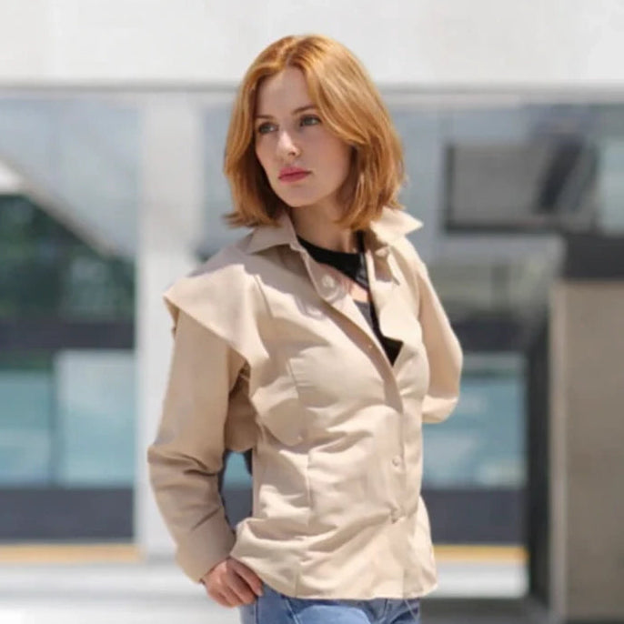 Camisa mujer, camisa beige, camisa casual, camisa de manga larga, camisa moderna, camisa elegante, camisa con botones, camisa entallada, camisa ligera, camisa de entretiempo, camisa estilo urbano, camisa de moda, moda mujer, moda femenina, ropa de mujer, prenda versátil, look casual, look elegante, look urbano, outfit mujer, ropa de entretiempo, camisa original, camisa tendencia, estilo sofisticado, estilo moderno, camisa beige mujer, camisa casual mujer, blusa mujer, chaqueta ligera, prenda básica
