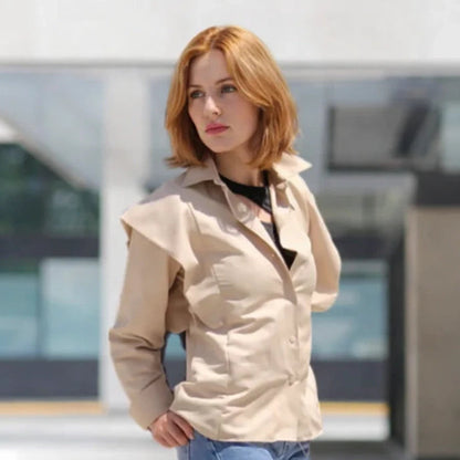 Camisa mujer, camisa beige, camisa casual, camisa de manga larga, camisa moderna, camisa elegante, camisa con botones, camisa entallada, camisa ligera, camisa de entretiempo, camisa estilo urbano, camisa de moda, moda mujer, moda femenina, ropa de mujer, prenda versátil, look casual, look elegante, look urbano, outfit mujer, ropa de entretiempo, camisa original, camisa tendencia, estilo sofisticado, estilo moderno, camisa beige mujer, camisa casual mujer, blusa mujer, chaqueta ligera, prenda básica