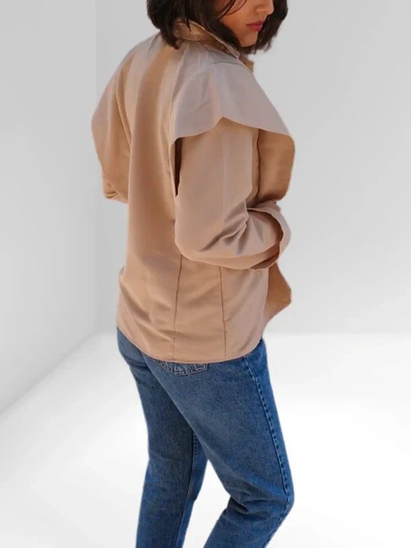 Camisa mujer, camisa beige, camisa casual, camisa de manga larga, camisa moderna, camisa elegante, camisa con botones, camisa entallada, camisa ligera, camisa de entretiempo, camisa estilo urbano, camisa de moda, moda mujer, moda femenina, ropa de mujer, prenda versátil, look casual, look elegante, look urbano, outfit mujer, ropa de entretiempo, camisa original, camisa tendencia, estilo sofisticado, estilo moderno, camisa beige mujer, camisa casual mujer, blusa mujer, chaqueta ligera, prenda básica
