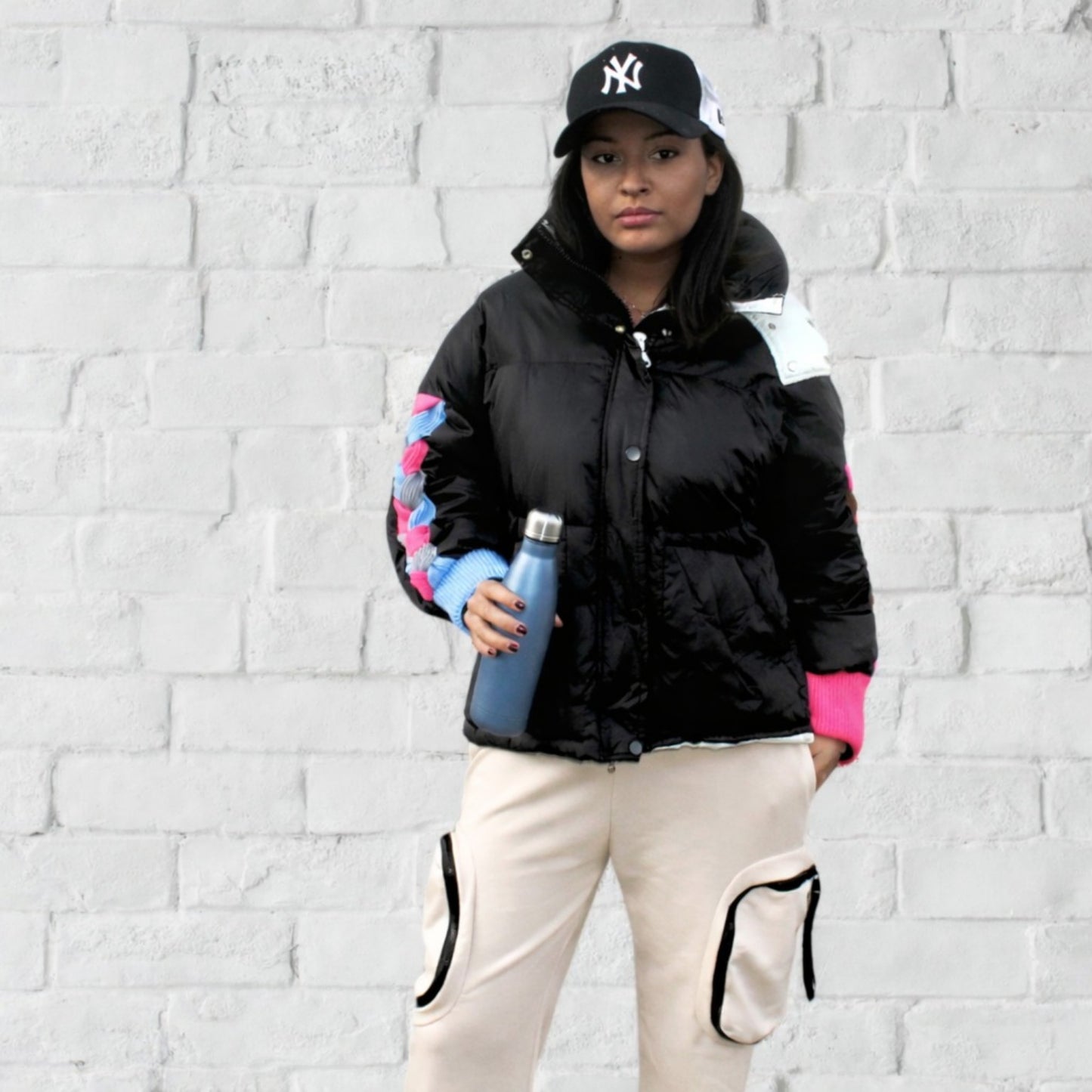 Abrigo mujer, abrigo camel, abrigo beige, abrigo invierno, abrigo elegante, abrigo clásico, abrigo de moda, abrigo mujer elegante, estilo minimalista, estilo sofisticado, estilo casual, estilo urbano, moda mujer, moda femenina, look elegante, look de invierno, fondo de armario, prenda atemporal, abrigo cuello alto, abrigo cuello mao, abrigo oversize, abrigo corte recto, abrigo con bolsillos, abrigo camel mujer, abrigo beige mujer, chaquetón mujer, prendas de invierno, ropa de mujer