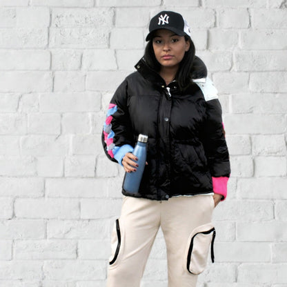 Abrigo mujer, abrigo camel, abrigo beige, abrigo invierno, abrigo elegante, abrigo clásico, abrigo de moda, abrigo mujer elegante, estilo minimalista, estilo sofisticado, estilo casual, estilo urbano, moda mujer, moda femenina, look elegante, look de invierno, fondo de armario, prenda atemporal, abrigo cuello alto, abrigo cuello mao, abrigo oversize, abrigo corte recto, abrigo con bolsillos, abrigo camel mujer, abrigo beige mujer, chaquetón mujer, prendas de invierno, ropa de mujer
