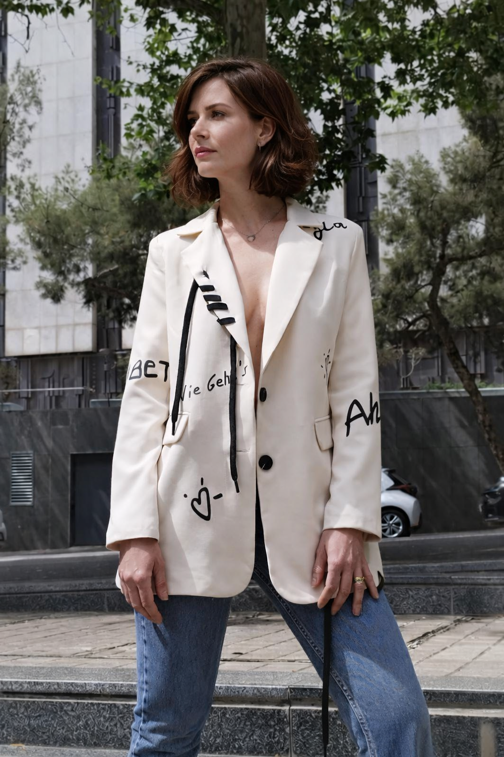 Chaqueta americana mujer, blazer mujer, blazer blanco, americana blanca, chaqueta blanca, americana con estampado, blazer estampado, blazer graffiti, americana original, americana moderna, chaqueta elegante, blazer casual, blazer urbano, moda mujer, moda femenina, ropa de mujer, chaqueta de entretiempo, blazer manga larga, americana con botones, americana con solapas, blazer con bolsillos, estilo urbano, estilo moderno, estilo casual chic, look elegante, look casual, outfit mujer, prenda original, blazer te