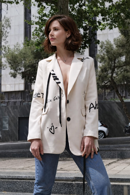 Chaqueta americana mujer, blazer mujer, blazer blanco, americana blanca, chaqueta blanca, americana con estampado, blazer estampado, blazer graffiti, americana original, americana moderna, chaqueta elegante, blazer casual, blazer urbano, moda mujer, moda femenina, ropa de mujer, chaqueta de entretiempo, blazer manga larga, americana con botones, americana con solapas, blazer con bolsillos, estilo urbano, estilo moderno, estilo casual chic, look elegante, look casual, outfit mujer, prenda original, blazer te