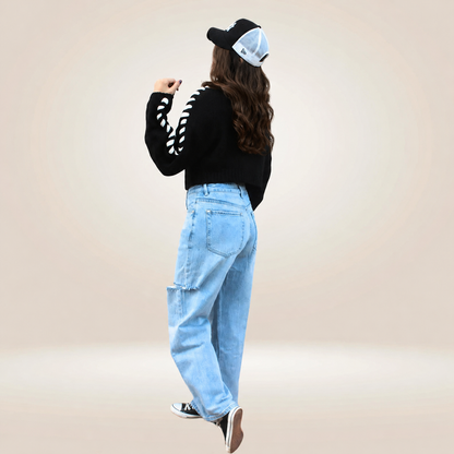Jeans mujer, pantalón vaquero, jeans azul claro, vaqueros mujer, pantalón denim, vaquero de tiro alto, jeans de tiro alto, pantalón pitillo, jeans ajustados, pantalón slim fit, vaqueros clásicos, jeans casual, pantalón casual mujer, vaqueros básicos, jeans cómodos, moda mujer, moda femenina, ropa de mujer, look casual, look urbano, outfit mujer, estilo moderno, vaqueros tendencia, jeans de moda, pantalón azul claro, vaquero azul, denim mujer, jeans versátiles, pantalón de diario, fondo de armario
