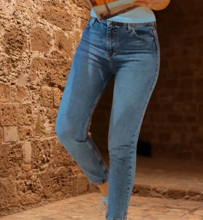 Jeans mujer, pantalón vaquero, jeans azul claro, vaqueros mujer, pantalón denim, vaquero de tiro alto, jeans de tiro alto, pantalón pitillo, jeans ajustados, pantalón slim fit, vaqueros clásicos, jeans casual, pantalón casual mujer, vaqueros básicos, jeans cómodos, moda mujer, moda femenina, ropa de mujer, look casual, look urbano, outfit mujer, estilo moderno, vaqueros tendencia, jeans de moda, pantalón azul claro, vaquero azul, denim mujer, jeans versátiles, pantalón de diario, fondo de armario