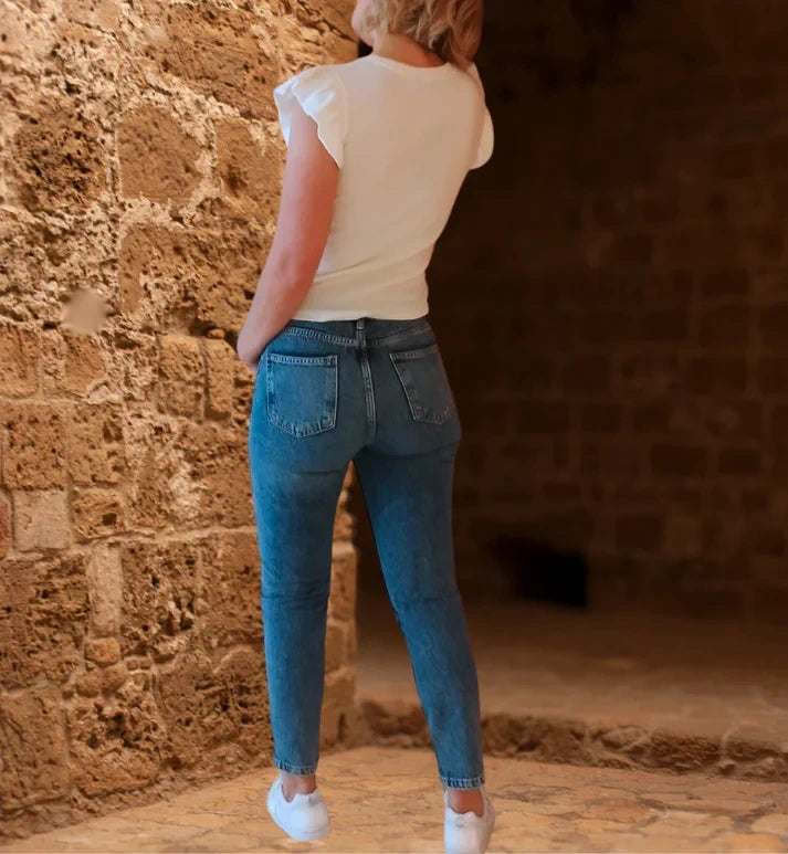 Jeans mujer, pantalón vaquero, jeans azul claro, vaqueros mujer, pantalón denim, vaquero de tiro alto, jeans de tiro alto, pantalón pitillo, jeans ajustados, pantalón slim fit, vaqueros clásicos, jeans casual, pantalón casual mujer, vaqueros básicos, jeans cómodos, moda mujer, moda femenina, ropa de mujer, look casual, look urbano, outfit mujer, estilo moderno, vaqueros tendencia, jeans de moda, pantalón azul claro, vaquero azul, denim mujer, jeans versátiles, pantalón de diario, fondo de armario