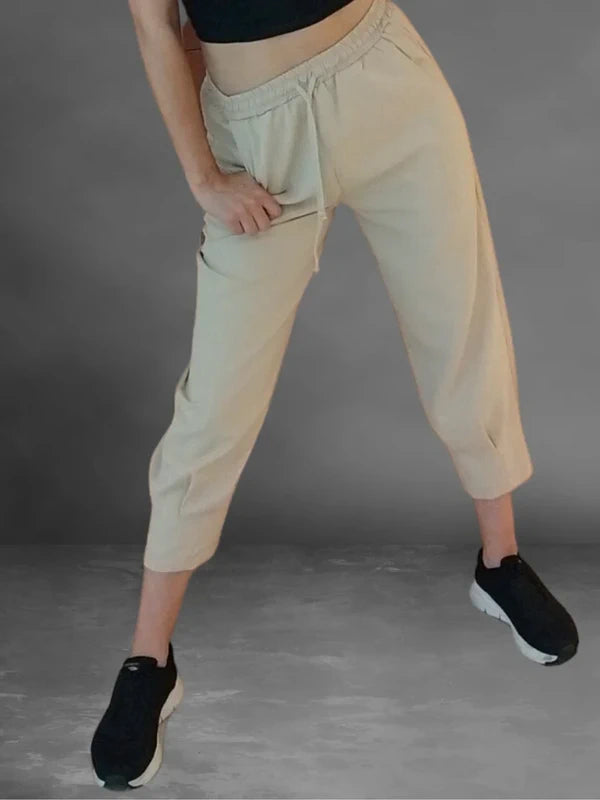 Pantalón mujer, pantalón beige, pantalón pirata, pantalón capri, pantalón casual, pantalón cómodo, pantalón ligero, pantalón de verano, pantalón de entretiempo, pantalón tobillo, pantalón con cintura elástica, pantalón con cordón, pantalón holgado, pantalón jogger, pantalón deportivo, pantalón casual mujer, moda mujer, moda femenina, ropa de mujer, ropa casual, look casual, look deportivo, estilo urbano, estilo cómodo, outfit mujer, pantalón beige mujer, pantalón básico, pantalón versátil, pantalón moderno,