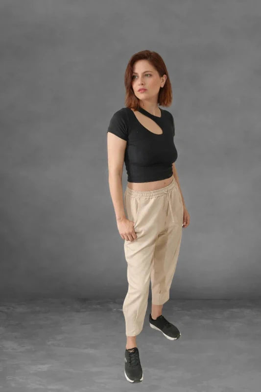 Pantalón mujer, pantalón beige, pantalón pirata, pantalón capri, pantalón casual, pantalón cómodo, pantalón ligero, pantalón de verano, pantalón de entretiempo, pantalón tobillo, pantalón con cintura elástica, pantalón con cordón, pantalón holgado, pantalón jogger, pantalón deportivo, pantalón casual mujer, moda mujer, moda femenina, ropa de mujer, ropa casual, look casual, look deportivo, estilo urbano, estilo cómodo, outfit mujer, pantalón beige mujer, pantalón básico, pantalón versátil, pantalón moderno,