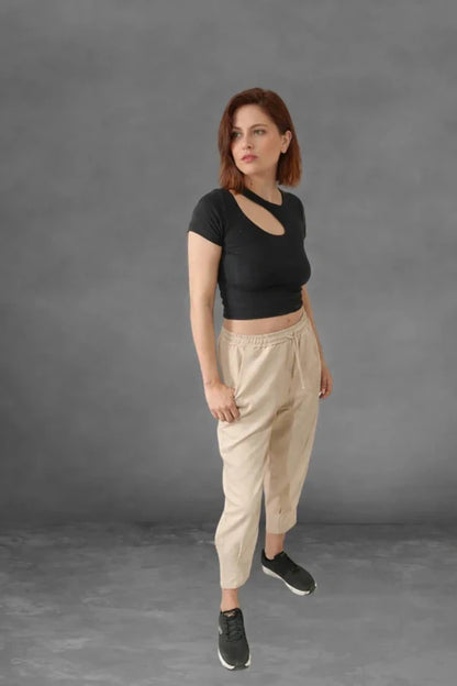 Pantalón mujer, pantalón beige, pantalón pirata, pantalón capri, pantalón casual, pantalón cómodo, pantalón ligero, pantalón de verano, pantalón de entretiempo, pantalón tobillo, pantalón con cintura elástica, pantalón con cordón, pantalón holgado, pantalón jogger, pantalón deportivo, pantalón casual mujer, moda mujer, moda femenina, ropa de mujer, ropa casual, look casual, look deportivo, estilo urbano, estilo cómodo, outfit mujer, pantalón beige mujer, pantalón básico, pantalón versátil, pantalón moderno,