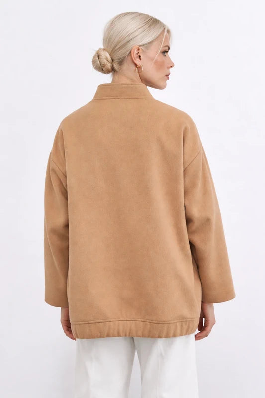 Abrigo mujer, abrigo camel, abrigo beige, abrigo largo, abrigo corto, abrigo invierno, abrigo elegante, abrigo clásico, abrigo mujer elegante, abrigo de moda, estilo minimalista, estilo sofisticado, estilo casual, estilo urbano, moda mujer, moda femenina, look elegante, look de invierno, fondo de armario, prenda atemporal, abrigo cuello alto, abrigo cuello mao, abrigo oversize, abrigo corte recto, abrigo con bolsillos, abrigo camel mujer, abrigo beige mujer, chaquetón mujer, prendas de invierno, ropa de muj