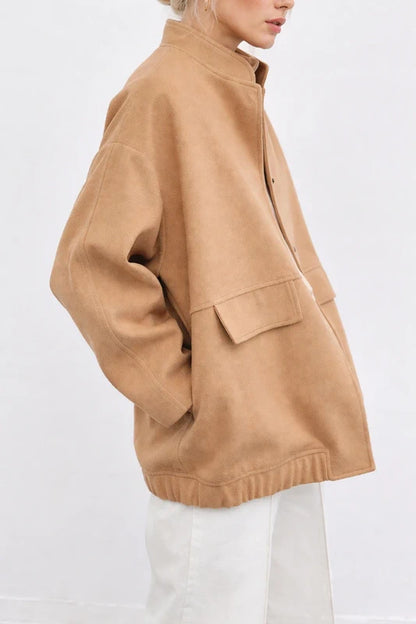 Abrigo mujer, abrigo camel, abrigo beige, abrigo largo, abrigo corto, abrigo invierno, abrigo elegante, abrigo clásico, abrigo mujer elegante, abrigo de moda, estilo minimalista, estilo sofisticado, estilo casual, estilo urbano, moda mujer, moda femenina, look elegante, look de invierno, fondo de armario, prenda atemporal, abrigo cuello alto, abrigo cuello mao, abrigo oversize, abrigo corte recto, abrigo con bolsillos, abrigo camel mujer, abrigo beige mujer, chaquetón mujer, prendas de invierno, ropa de muj