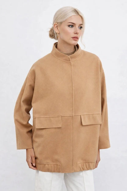Abrigo mujer, abrigo camel, abrigo beige, abrigo largo, abrigo corto, abrigo invierno, abrigo elegante, abrigo clásico, abrigo mujer elegante, abrigo de moda, estilo minimalista, estilo sofisticado, estilo casual, estilo urbano, moda mujer, moda femenina, look elegante, look de invierno, fondo de armario, prenda atemporal, abrigo cuello alto, abrigo cuello mao, abrigo oversize, abrigo corte recto, abrigo con bolsillos, abrigo camel mujer, abrigo beige mujer, chaquetón mujer, prendas de invierno, ropa de muj