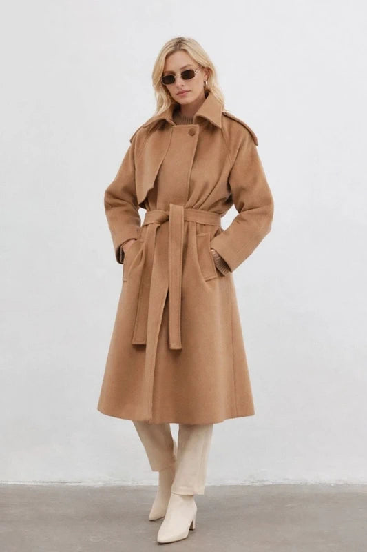 Abrigo mujer, abrigo camel, abrigo beige, abrigo largo, abrigo corto, abrigo invierno, abrigo elegante, abrigo clásico, abrigo mujer elegante, abrigo de moda, estilo minimalista, estilo sofisticado, estilo casual, estilo urbano, moda mujer, moda femenina, look elegante, look de invierno, fondo de armario, prenda atemporal, abrigo cuello alto, abrigo cuello mao, abrigo oversize, abrigo corte recto, abrigo con bolsillos, abrigo camel mujer, abrigo beige mujer, chaquetón mujer, prendas de invierno, ropa de muj