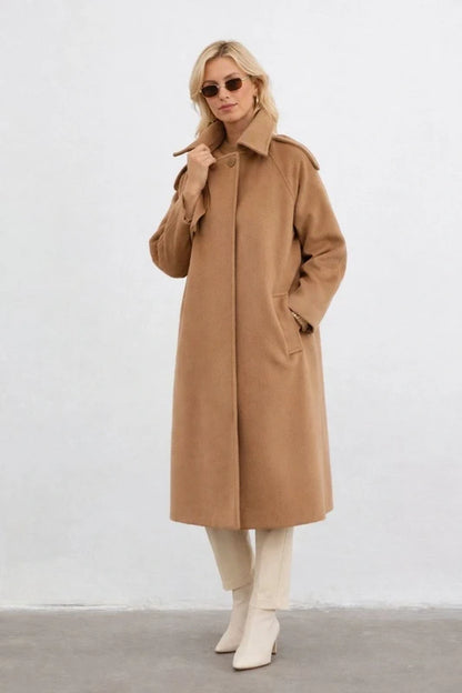 Abrigo mujer, abrigo camel, abrigo beige, abrigo largo, abrigo corto, abrigo invierno, abrigo elegante, abrigo clásico, abrigo mujer elegante, abrigo de moda, estilo minimalista, estilo sofisticado, estilo casual, estilo urbano, moda mujer, moda femenina, look elegante, look de invierno, fondo de armario, prenda atemporal, abrigo cuello alto, abrigo cuello mao, abrigo oversize, abrigo corte recto, abrigo con bolsillos, abrigo camel mujer, abrigo beige mujer, chaquetón mujer, prendas de invierno, ropa de muj