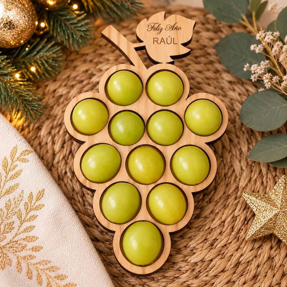 porta uvas personalizado, porta uvas de fin de año, porta uvas Nochevieja, porta uvas de madera, 12 uvas de la suerte, bandeja para uvas personalizada, porta uvas Navidad, regalo personalizado Navidad, regalo de Fin de Año, detalle Nochevieja, detalle personalizado, regalo para trabajadores, regalo para empleados, regalo de empresa Navidad, regalo corporativo Navidad, detalles de empresa, regalos para clientes, regalos para colaboradores, detalle original Fin de Año, decoración mesa Nochevieja, Emoción en L