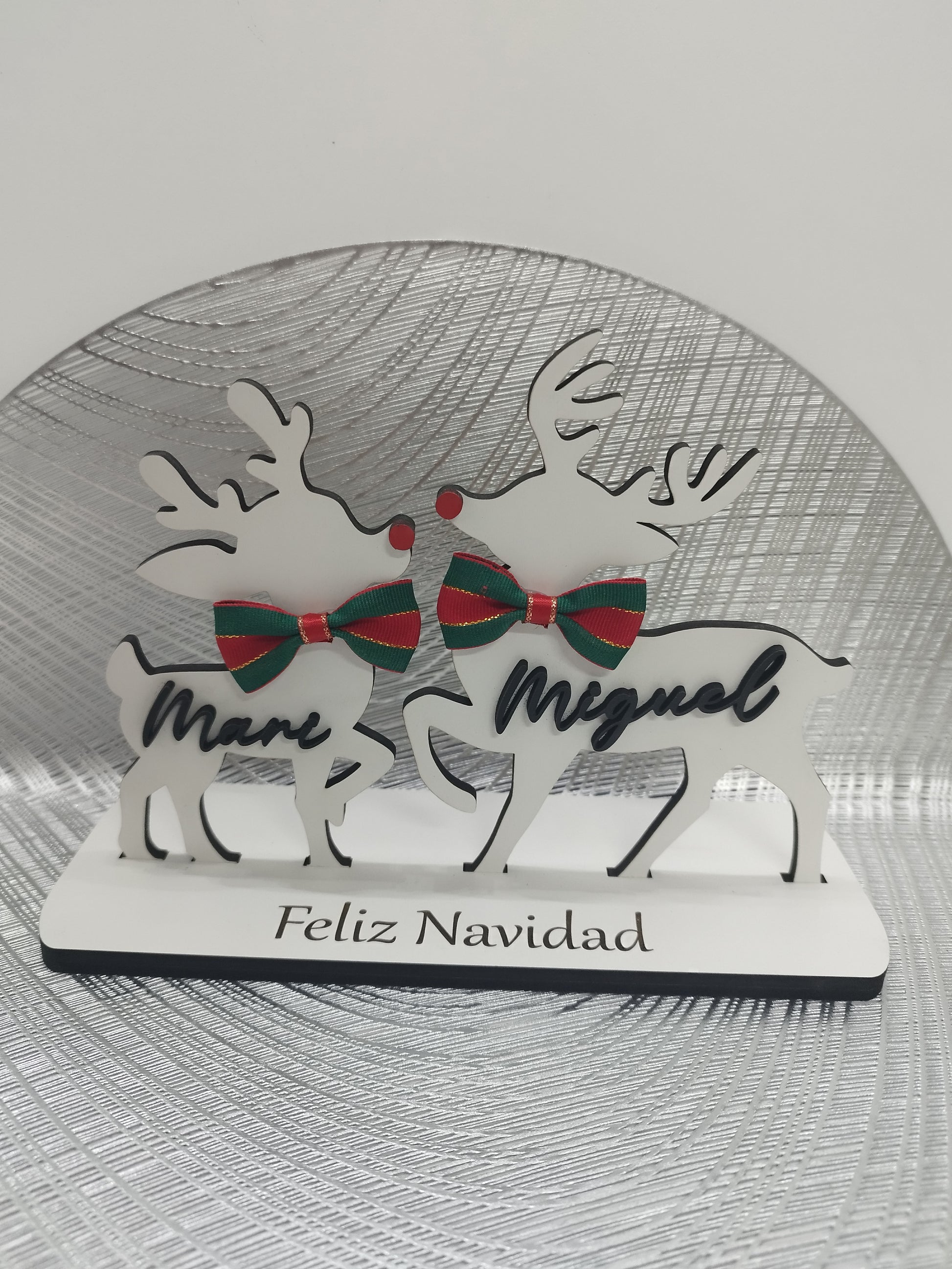 decoración navideña artesanal

decoración de Navidad con nombres

adorno familiar navideño

regalo personalizado de Navidad

figuras navideñas en madera DM

renos decorativos personalizados

familia de renos en madera natural

adornos personalizados para el hogar