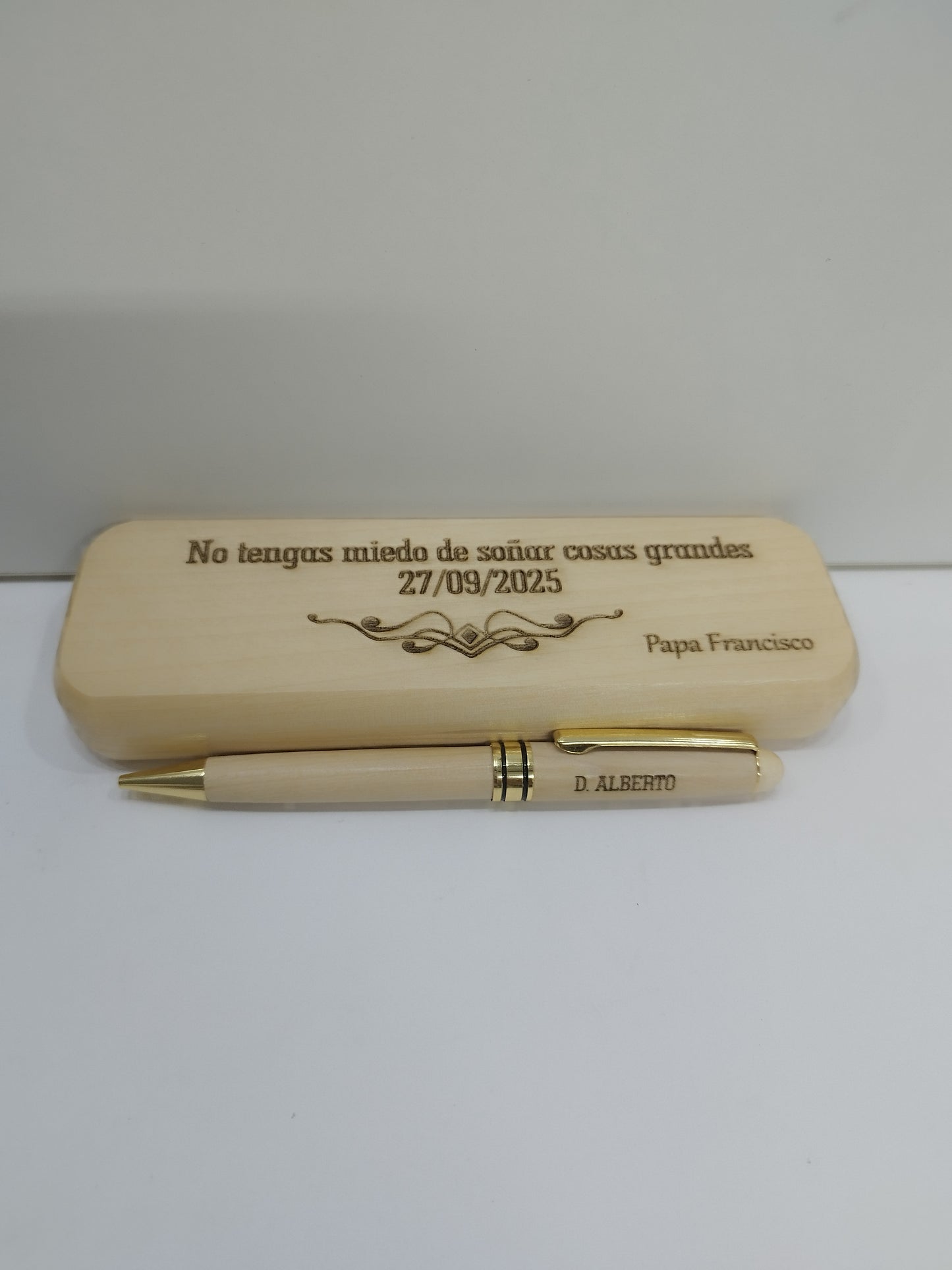 BOLÍGRAFO Y CAJA DE MADERA PARA TESTIGOS